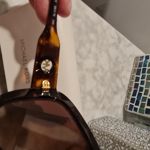 Micheal kors sunglasses - Picture 3 of 7